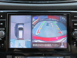 アラウンドビュー付き。上空から車両を見下ろしたような画像に加工された映像をディスプレイで確認しながら車庫入などができ大変便利です。