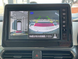 アラウンドビューモニターです。4つのカメラからの映像を合成・処理することで空から見下ろすような視点で周囲を確認でき、駐車時のクルマの位置確認がスムーズになります。