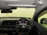 ドライバー目線で、使いやすく安全操作性と良好な視界を実現した運転席です。
