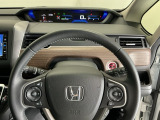 ステアリング右手側に安全運転支援機能のホンダセンシングをコントロールするスイッチ、左手側にオーディオ関連のコントロールスイッチを配置、視線を逸らすことなく運転に集中できます