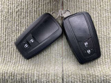 手荷物が多いときでも、スマートキーをバッグやポケットに携帯していれば、キーを取り出すことなくドアの解錠・施錠ができます