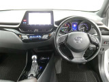 運転席からの視界はこんな感じです☆お気軽にご来店いただき、実際に座って是非お確かめください。ドライバーに寄り添う快適な操作フィールをもたらすステアリングです。