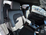 運転席の画像です。十分なスペースがあり、ゆったりした状態で運転していただけます♪