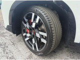 タイヤサイズは245/40R20です
