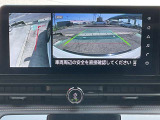 上から見下ろしているような視点で周囲が確認できるアラウンドビューモニターです。上から見下らしているような映像によって縦列駐車もラクラク、駐車が苦手な人の強い味方です!