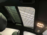 パノラミックルーフで明るい車内と開放感あるドライブをお楽しみいただけます。