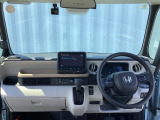 運転席周りです。カップホルダーや小物の収納などは必須ですよね!!使い勝手の良いつくりになっております!!
