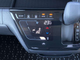 設定した温度をしっかりキープしてくれるオートエアコンで車内はいつでも快適です。タッチパネル式で凹凸がないからお掃除もラクラク♪