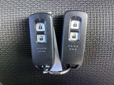 ☆スマートキー☆ドアの開錠・施錠はもちろんですが、エンジンをかけるときも鍵を取り出さなくて大丈夫ですよ♪両手に荷物をお持ちの時でも、大変便利で使い易い装備です☆