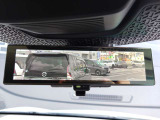 スマートルームミラーは、車両後方のカメラ映像をミラー面に映し出すので、同乗者や積み荷などの車内状況や、天候などに影響されずいつでもクリアな後方視界が得られます。