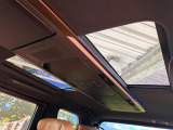 【ガラスルーフ】ガラスルーフ搭載で車内の解放感が一気にアップ!開放的なドライブをお楽しみいただけます。
