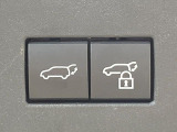 【パワーバックドア】スマートキーや運転席のボタンを押すだけでリアゲートが自動で開閉します!荷物を持っている時や、高い位置にあるバックドアを閉める際に便利な機能です♪