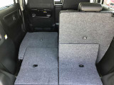 リヤシートを倒すと大きな荷物も搭載可能です。