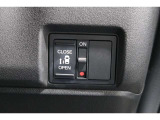 リモコンや運転席のスイッチ操作のほか、ドアハンドルを少し引くだげでリアドアが自動開閉します