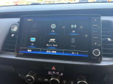 カーナビ付きです。カーナビの機能や保証につきましては、担当スタッフまでお尋ねください。