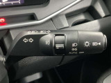 【オートライト】車のセンサーが周囲の明るさを感知し、自動でヘッドライトを点灯・消灯する機能です。この機能は夕暮れ時の交通事故が多い時間帯の安全性を高めてくれます。