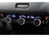 運転席と助手席の温度設定の変更が可能な左右独立タイプのデュアルエアコンです♪♪♪暑がりな人・寒がりな人も誰もが車内を快適にお過ごしいただけます♪♪♪