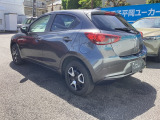 車両後方も前方と同様にワイドで安定感のあるデザインとなっております。