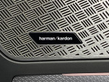 ●harman/kardonサウンドシステム:オーディオ専門メーカーが手掛けるプレミアムスピーカーを装備。多数のスピーカーから、音の粒立ちまで分かる高品質な音楽をお楽しみいただけます。