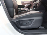 パワーシート搭載。微妙な調整が手軽にでき、ピッタリなポジションで運転することが可能です。
