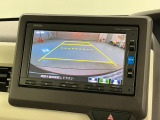 リバースギアに入れるだけで後方の表示へ切り替わります。夜間や雨の日の駐車も楽になりますよ。