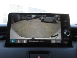 バックカメラの画像です。ガイドラインがスムースな車庫入れをサポートいたします。車庫入れの安心感がアップしますね。