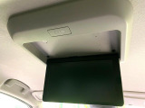 【フリップダウンモニター】家族や友人とお出かけする機会が多い方に大人気のフリップダウンモニター!大画面モニターで車内はエンタメ空間!退屈しがちな長距離ドライブも楽しい時間に変わります!