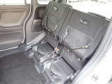 ◆チップアップ&ダイブダウン機構付【ULTR SEAT】は後席座面を左右分割で跳ね上げることができます。トランクで積載できない背の高い荷物をラクラク収納できます。ホンダ車ならではの人気装備です。