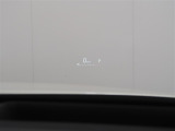 カラーヘッドアップディスプレイ付き。少ない視線移動で情報を確認できるので、運転の疲労軽減に繋がりますよ♪