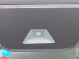 【ホンダセンシング】走行中に前方の車両等を認識し、衝突しそうな時は警報とブレーキで衝突回避と被害軽減をアシスト。より安全にドライブをお楽しみいただけます。