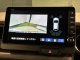 リバースギアに入れるだけで後方の表示へ切り替わります。夜間や雨の日の駐車も楽になりますよ。