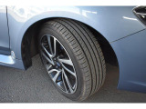 タイヤサイズは225/45R18です