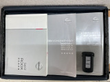 スマートキーは鍵をバッグに入れたままでもドアロックの開閉やエンジンのON・OFFができます。夜間や雨の日も鍵を探さなくて良いので便利です。
