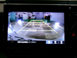 バックカメラの画像です。ガイドラインがスムースな車庫入れをサポートいたします。車庫入れの安心感がアップしますね。