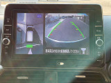 空から見下ろしているような視点で周囲を確認できるアラウンドビューモニター。駐車時にとても便利です。