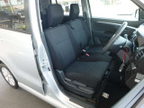 外見からは想像もつかないほど広い車内空間です。ゆったりと座れます。運転席にはシートリフターが付いていますので座高にあわせてドライビングポジションが決められます。