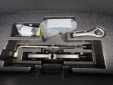 トランクルームには工具とパンク修理キットがあります。