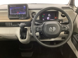 【ハンドル】運転にかかわる様々な操作を安全に行えるように視点移動が少なく操作性に配慮されたスイッチ類が凝縮されたコックピットです。