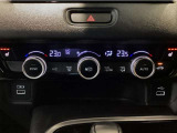 オートエアコンは左右席で独立温度コントロールが可能です。運転席はキンキンに冷やして助手席はマイルドにと言った設定が可能です☆暑さ寒さでケンカすることもなくなりますね♪