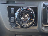 オートエアコンで温度調整も楽チン!四季を問わず快適に運転することが出来ます。