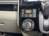 【オートエアコン】「AUTO」スイッチを押すだけで、冷暖房の切り替えや風量、吹き出し口の調整などを自動で行います。