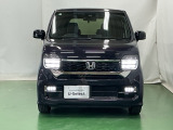 LEDヘッドライトを装備しています。LEDヘッドライトはとても明るく、雨の日や夜間走行も安全・安心です。オートライトコントロール付きで周囲の明るさに応じて自動で点灯・消灯します
