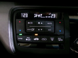 オートエアコンは左右席で独立温度コントロールが可能です。運転席はキンキンに冷やして助手席はマイルドにと言った設定が可能です。暑さ寒さでケンカすることもなくなりますね。