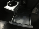 運転席からも助手席からも使いやすい位置に引き出し式ドリンクホルダーとスマホなどを置けるトレイを配置。