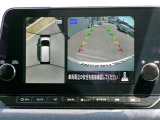 リバースにシフトするとまるで上空から見下ろしているような感じにナビゲーション画面に映し出します