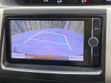 【バックカメラ】駐車時に後方がリアルタイム映像で確認できます。大型商業施設や立体駐車場での駐車時や、夜間のバック時に大活躍!運転スキルに関わらず、今や必須となった装備のひとつです!