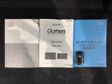 スマートキーは鍵をバッグに入れたままでもドアロックの開閉やエンジンのON・OFFができます。夜間や雨の日も鍵を探さなくて良いので便利です。