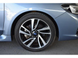純正18インチアルミホイル/タイヤサイズは225/45R18です