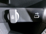12V電源ソケットを設置しております。周辺機器の充電にご利用頂けます。便利なUSBジャックも付いています。