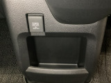 アクセサリーソケットはUSBのアダプターなどをつければ、スマホの充電にも使えます。周辺には物が置けるボックスがついています。